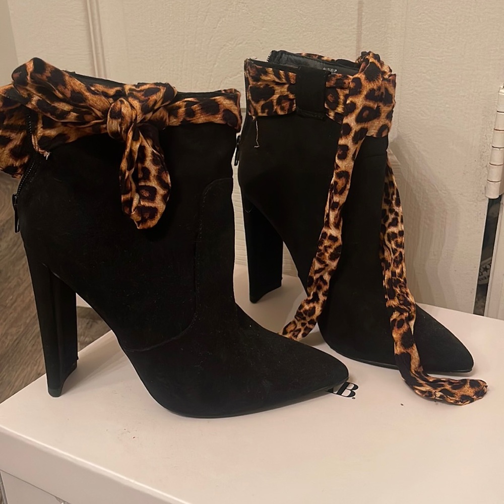 Women black boot heel with leopard scarf